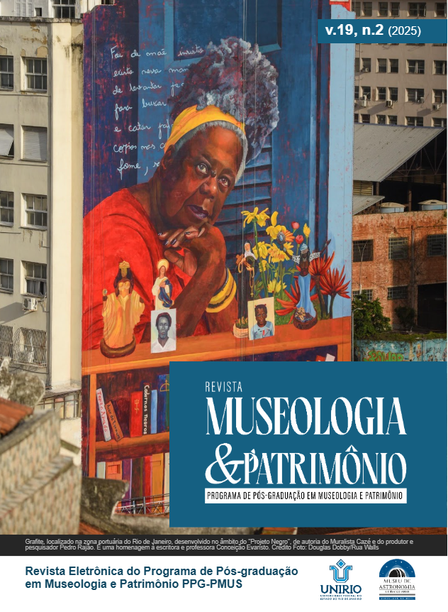 Capa de revista eletrônica Museologia e Patrimônio. Ao centro da imagem, há um grande grafite em um prédio urbano. O grafite retrata uma mulher negra, de aparência madura, com cabelos grisalhos presos para cima por uma faixa amarela. Ela veste roupa vermelha e apoia o queixo sobre a mão direita, em posição pensativa. À frente da personagem, há uma prateleira com livros, pequenos retratos fotográficos, flores coloridas e figuras decorativas. O fundo do grafite é predominantemente azul, com escrita manuscrita em branco espalhada pela parede. Na parte inferior direita da imagem, há um retângulo azul com o texto em letras brancas: “Revista Museologia & Patrimônio – Programa de Pós-Graduação em Museologia e Patrimônio”.  No canto superior direito, lê-se: “v.19, n.1 (2025)”. Na parte inferior da capa aparecem logotipos institucionais e o texto indicando que se trata da Revista Eletrônica do Programa de Pós-Graduação em Museologia e Patrimônio da UNIRIO.