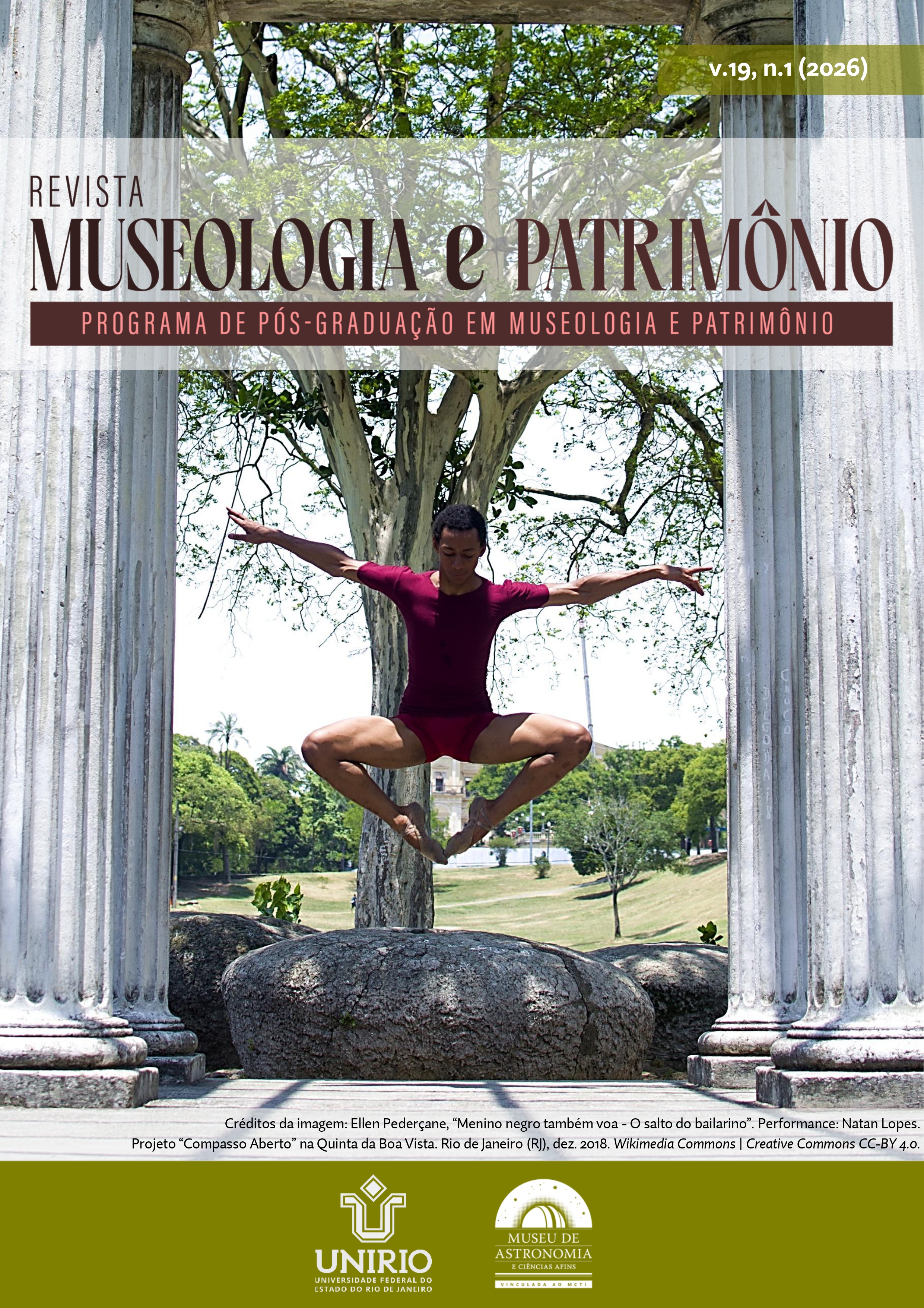 Capa da Revista Museologia e Patrimônio. Fotografia colorida. No centro, um jovem negro com malha vinho realiza um salto, suspenso no ar com os braços abertos e pernas flexionadas formando um losango. Ao fundo, entre colunas do “Templo de Apolo”, há a copa de uma grande árvore e o gramado da Quinta da Boa Vista, no Rio de Janeiro. A fotografia é de dezembro de 2018. No alto da capa, em faixa semitransparente e tipografia vinho escuro, constam "Revista Museologia e Patrimônio" e a inscrição abaixo, em letras menores, "Programa de Pós-Graduação em Museologia e Patrimônio". No canto superior direito, em fundo verde-oliva, há a identificação do volume: "v.19, n.1 (2026)". Na base, uma faixa estreita contém os créditos da imagem: foto de Ellen Pederçane, performance de Natan Lopes, Projeto "Compasso Aberto". Wikimedia Commons, CC-BY 4.0. Logotipos da UNIRIO e do MAST em faixa verde-oliva.